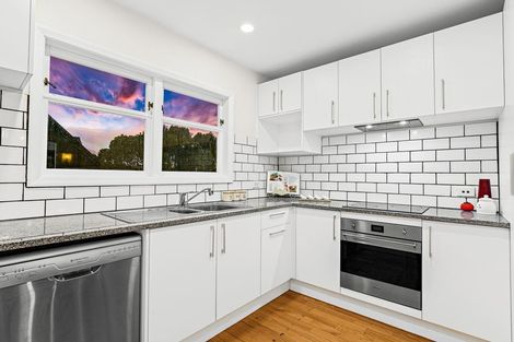 Photo of property in 31 Royal View Road, Te Atatu South, Auckland, 0610