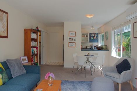 Photo of property in 40f2 Salford Street, Newlands, Wellington, 6037