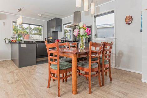 Photo of property in 140 Colwill Road, Massey, Auckland, 0614