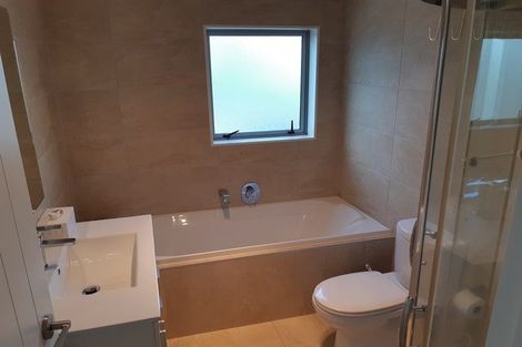 Photo of property in 102 Tamahere Drive, Glenfield, Auckland, 0629