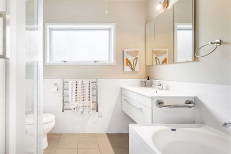 Photo of property in 28 Dawnhaven Drive, Te Atatu Peninsula, Auckland, 0610