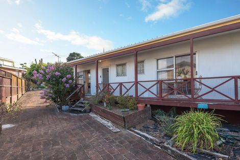 Photo of property in 16 Cairngorm Place, Highland Park, Auckland, 2010