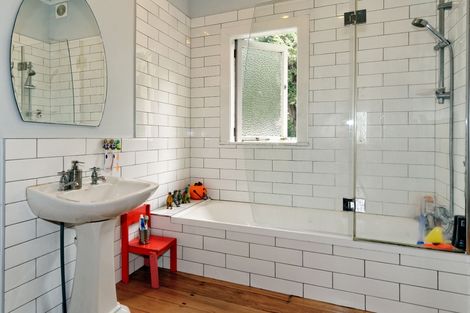 Photo of property in 19 Konini Road, Titirangi, Auckland, 0604