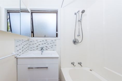 Photo of property in 23 Luckens Road, West Harbour, Auckland, 0618