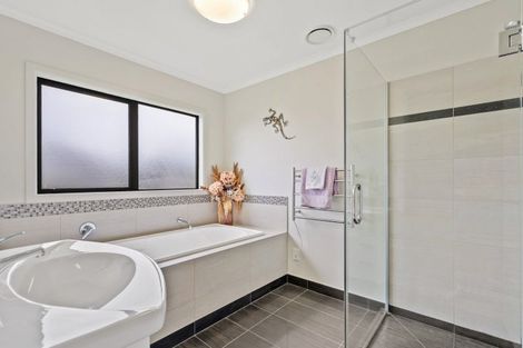 Photo of property in 16 Fred Carr Place, One Tree Point, 0118