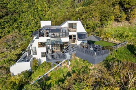 Photo of property in 10 Latham Road, York Bay, Lower Hutt, 5013