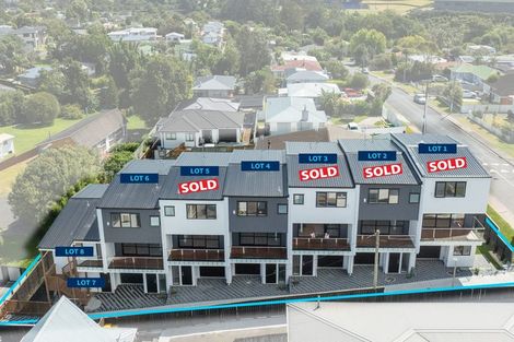 Photo of property in 2/18 Sylvan Crescent, Te Atatu South, Auckland, 0610