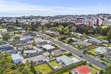 Photo of property in 130 Seaview Road, Westown, New Plymouth, 4310