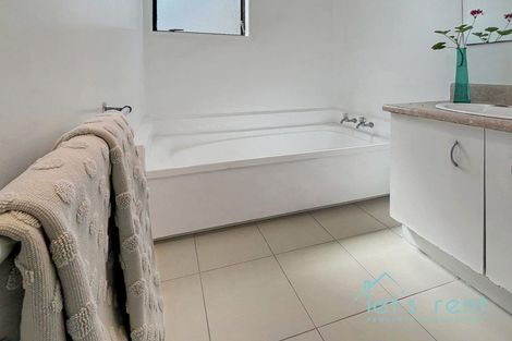 Photo of property in 18 Halloran Place, Massey, Auckland, 0614