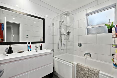 Photo of property in 23 Helleur Road, Massey, Auckland, 0614