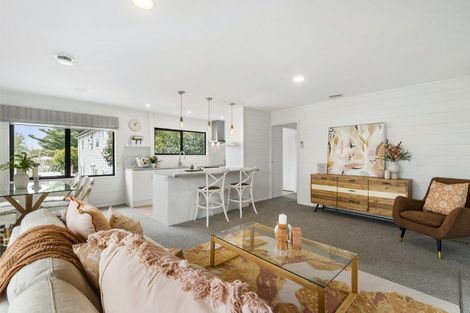 Photo of property in 2/21 Tahu Crescent, Sunnynook, Auckland, 0620