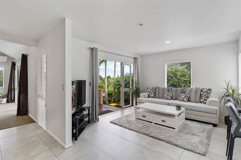 Photo of property in 11 Tyrico Close, Unsworth Heights, Auckland, 0632