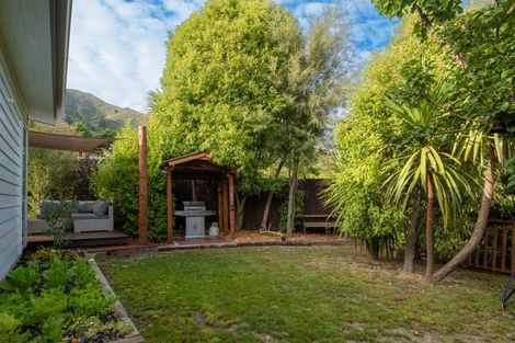 Photo of property in 24 Waimarama Street, Waikawa, Picton, 7220