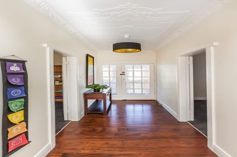 Photo of property in 3 Thames Street, Island Bay, Wellington, 6023