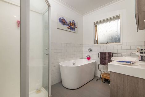 Photo of property in 37 Nui Mana Place, Te Atatu South, Auckland, 0610