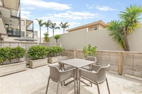 Photo of property in 2a/2 Frieston Road, Milford, Auckland, 0620