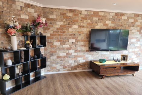 Photo of property in 17 Fleetwood Drive, Henderson, Auckland, 0612