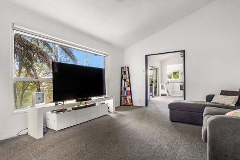 Photo of property in 11 Beaudine Avenue, Glenfield, Auckland, 0629