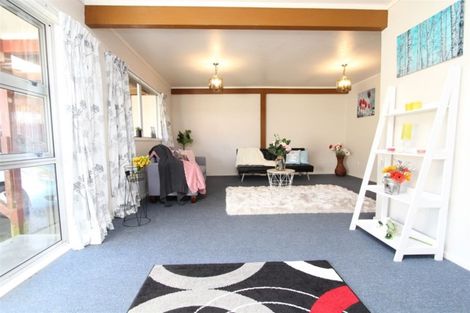 Photo of property in 18 Hollydale Grove, Churton Park, Wellington, 6037