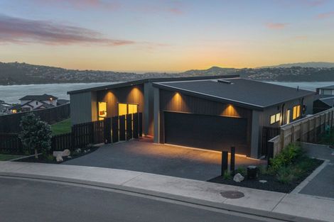 Photo of property in 6 Okupe Grove, Aotea, Porirua, 5024