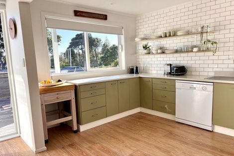 Photo of property in 2 Lindale Grove, Waikanae Beach, Waikanae, 5036