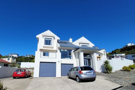 Photo of property in 28 Tamworth Crescent, Newlands, Wellington, 6037