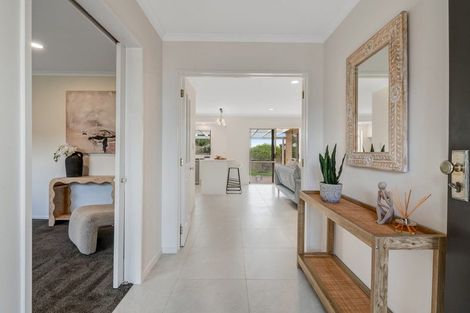 Photo of property in 6 Fulmar Way, Unsworth Heights, Auckland, 0632