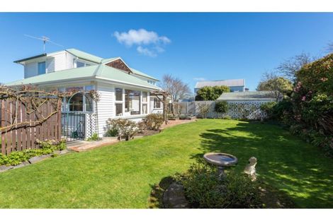 Photo of property in 37 Holly Road, St Albans, Christchurch, 8014