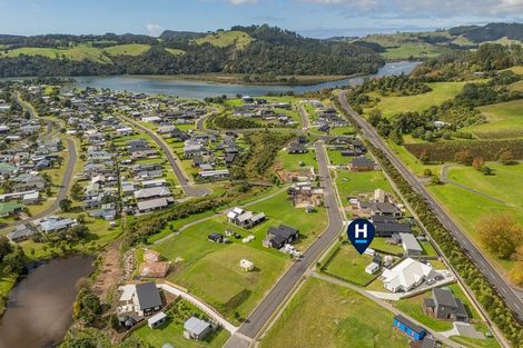 Photo of property in 1 Tinirau Place, Cooks Beach, 3591
