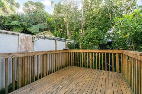 Photo of property in 27b Cheltenham Terrace, Newlands, Wellington, 6037