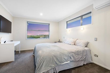 Photo of property in 28 Resolution Drive, Gulf Harbour, Whangaparaoa, 0930