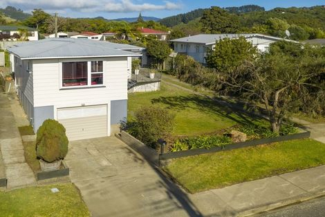 Photo of property in 46 Kaitawa Crescent, Paraparaumu, 5032
