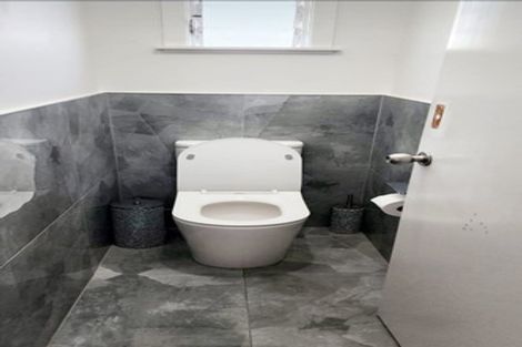 Photo of property in 2/31 Sunnyfield Crescent, Glenfield, Auckland, 0629