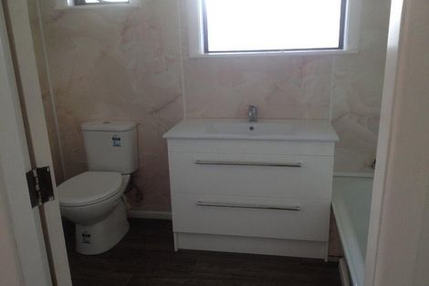 Photo of property in 35 Taipari Road, Te Atatu Peninsula, Auckland, 0610