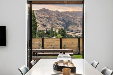 Photo of property in 7 Fern Burn Close, Wanaka, 9305