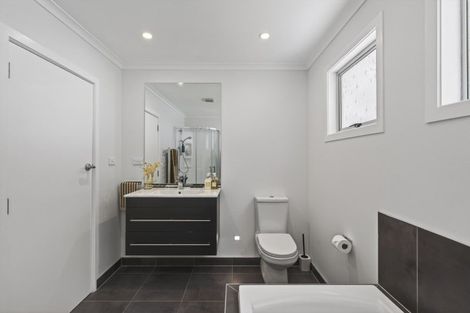 Photo of property in 5 Whitby Place, Westown, New Plymouth, 4310