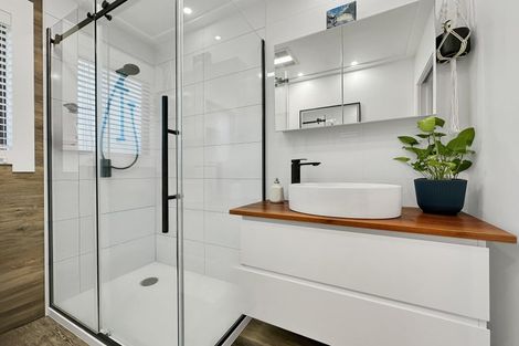 Photo of property in 11 Gibbs Place, Kinloch, Taupo, 3377