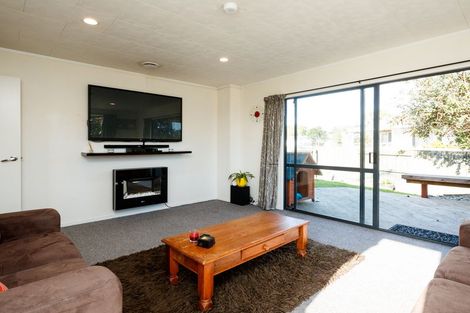 Photo of property in 96 Hillcrest Drive, Kelvin Grove, Palmerston North, 4414