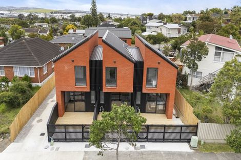 Photo of property in 121 Reeves Road, Pakuranga Heights, Auckland, 2010