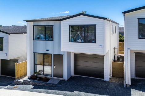 Photo of property in 21b Barron Drive, Green Bay, Auckland, 0604