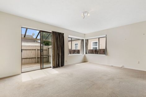 Photo of property in 2/92 North Avon Road, Richmond, Christchurch, 8013