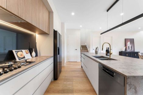 Photo of property in 16 Mcmenamin Place, Fairview Heights, Auckland, 0632