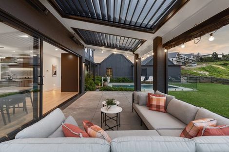 Photo of property in 9 Ridgelea Road, Long Bay, 0792