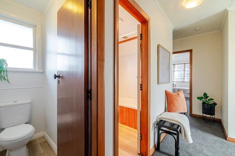 Photo of property in 27 Crewe Crescent, Hokowhitu, Palmerston North, 4410