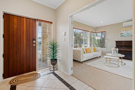 Photo of property in 3 Borthwick Close, Flat Bush, Auckland, 2016