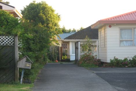 Photo of property in 2/102 Chivalry Road, Glenfield, Auckland, 0629