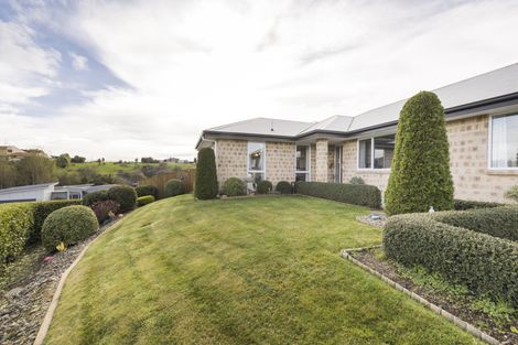 Photo of property in 28 Galea Grove, Kelvin Grove, Palmerston North, 4414