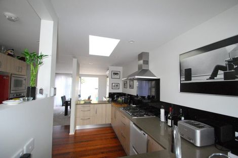 Photo of property in 220 Queens Drive, Lyall Bay, Wellington, 6022