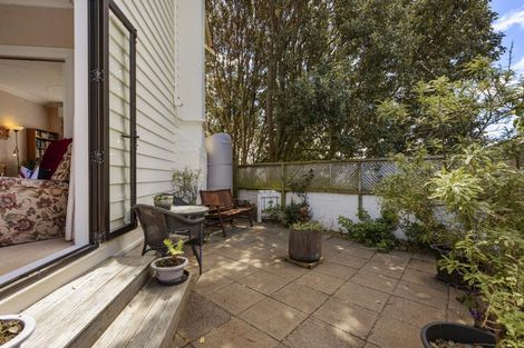 Photo of property in 31 Queens Drive, Kilbirnie, Wellington, 6022