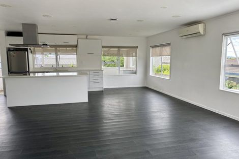 Photo of property in 10 Bill Phillip Place, Clendon Park, Auckland, 2103